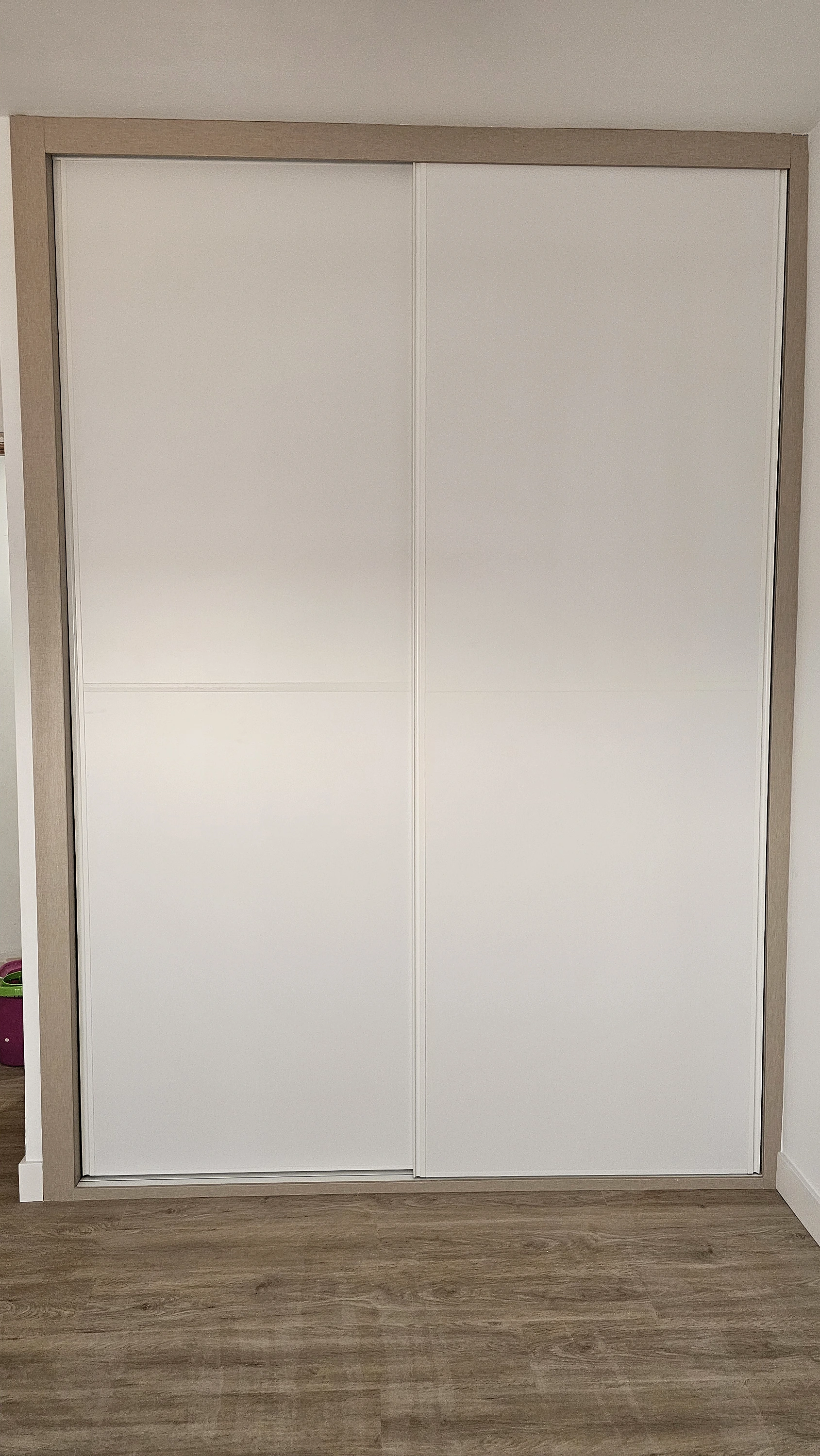 Concepto de armario integrado con puertas abatibles