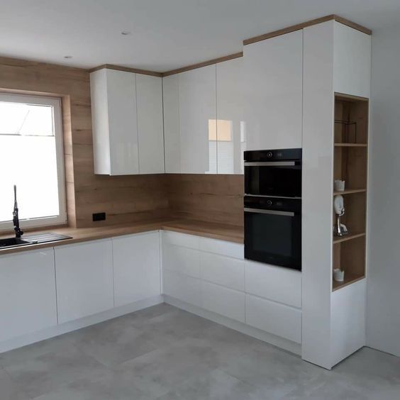 Cocina blanca en esquina con detalles de madera realizada por SC Interior