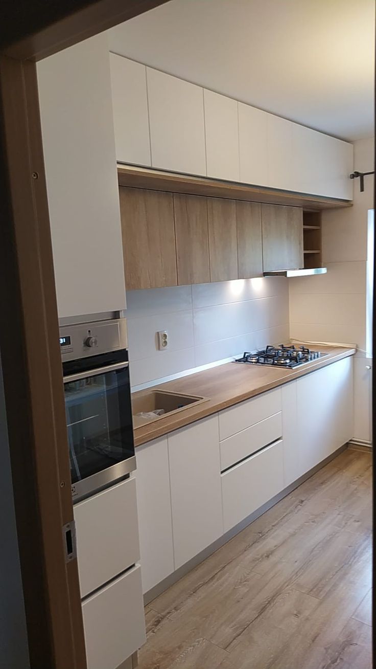 Cocina lineal blanca y madera realizada por SC Interior