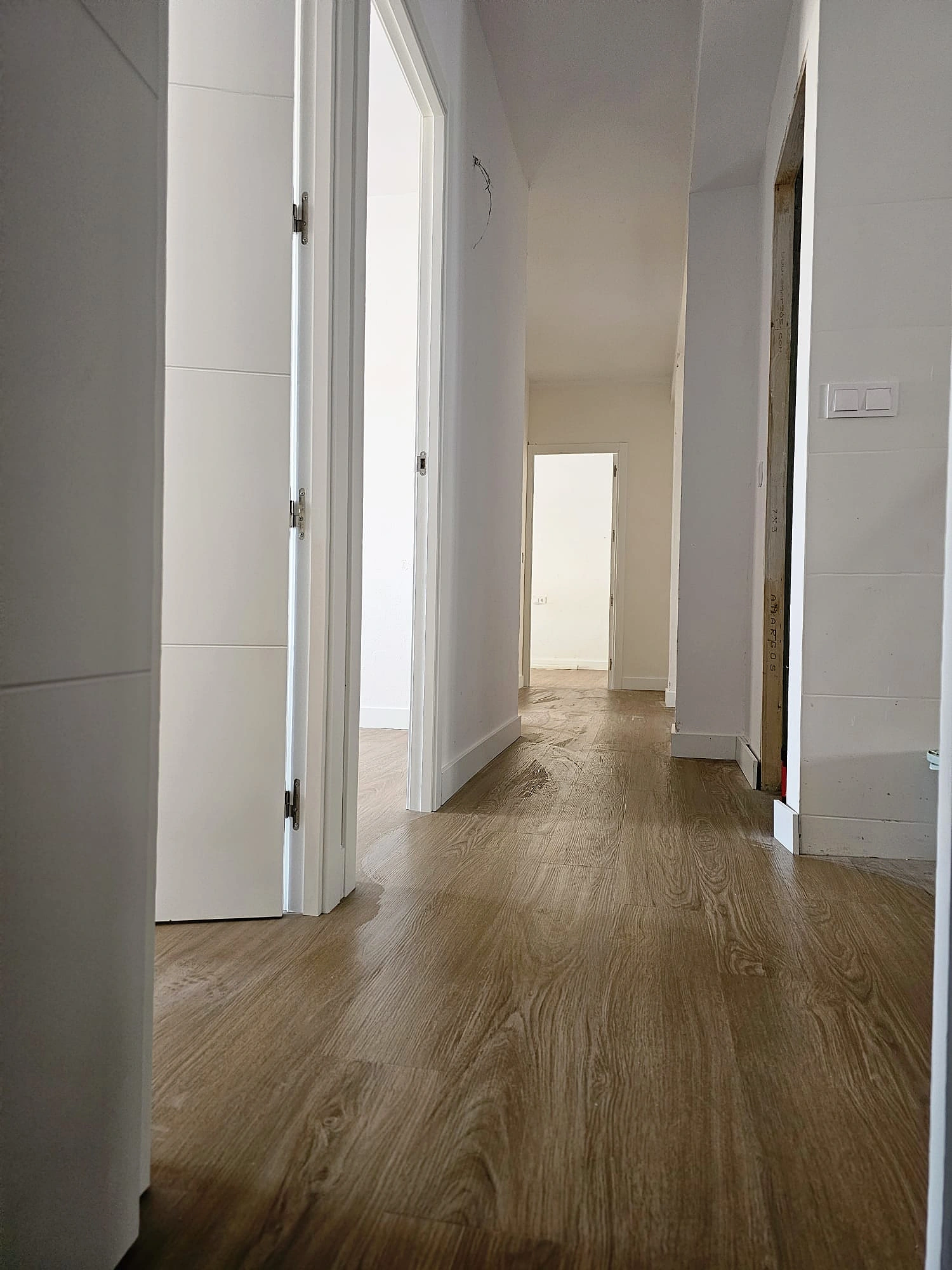 Salón con suelo acabado en madera instalado por SC Interior