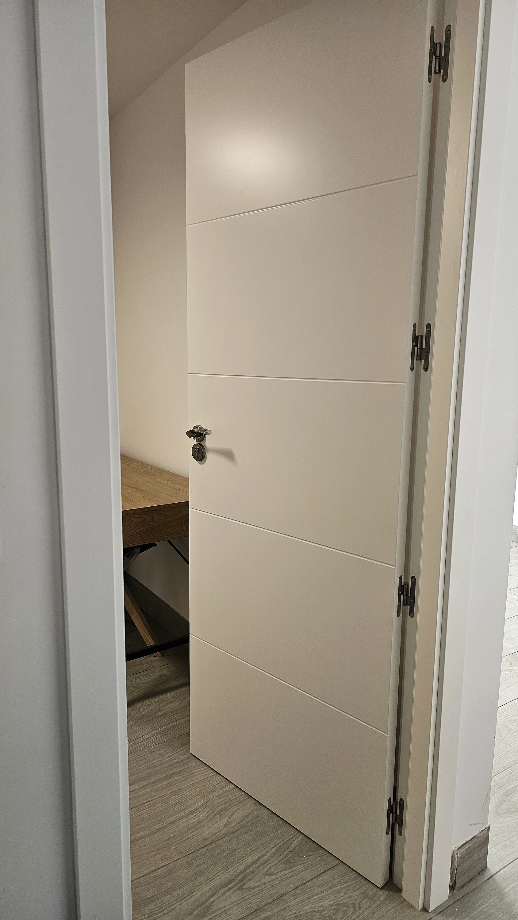 Concepto de puerta de entrada acorazada revestida en madera