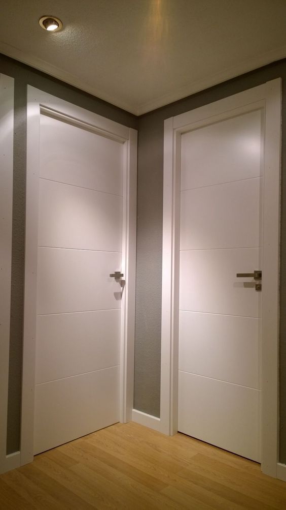 Puertas interiores abatibles blancas con líneas horizontales