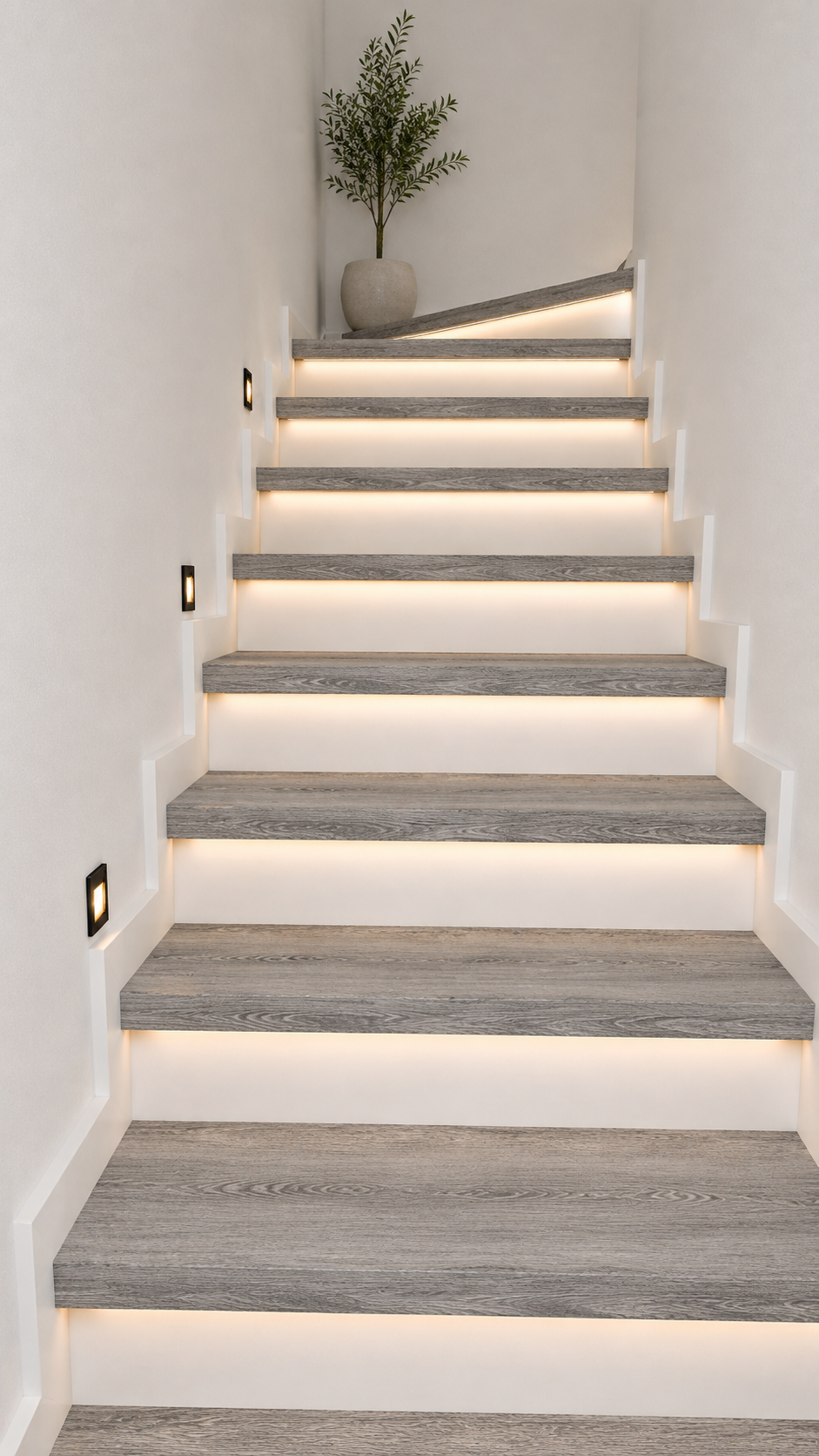 Escalera revestida con acabado de madera por SC Interior