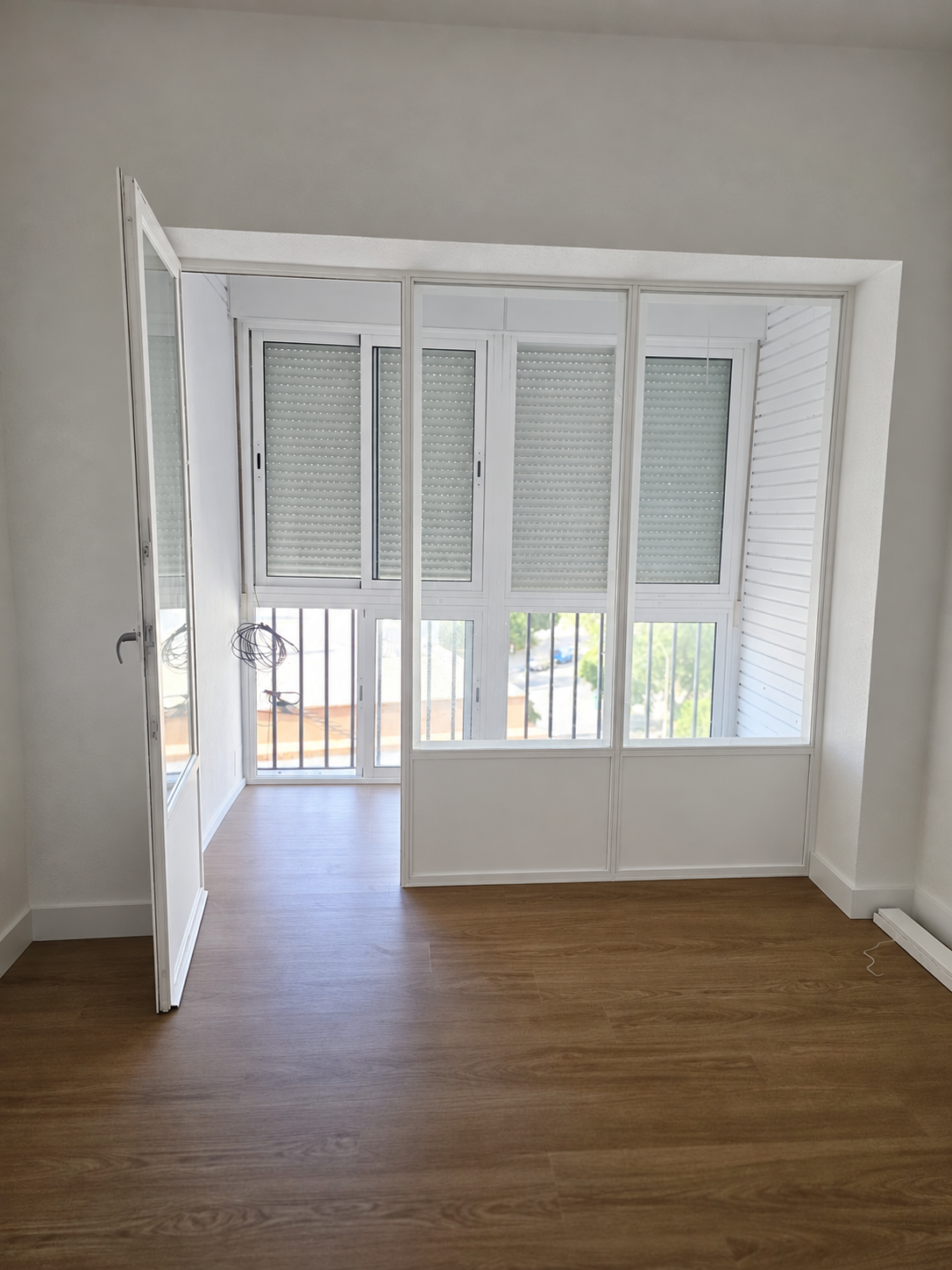 Suelo acabado roble en estancia luminosa realizado por SC Interior